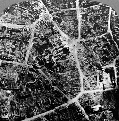 Vista aérea de las ruinas de la ciudad y basílica de Albert, Francia, Primera Guerra Mundial