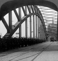 Tropas británicas cruzando el puente sobre el Rin, Colonia, Alemania, 1918-1926