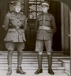 Capitán MacDougall, DSO, y Cadete Mullin, dos VCs canadienses, Primera Guerra Mundial, 1914-1918