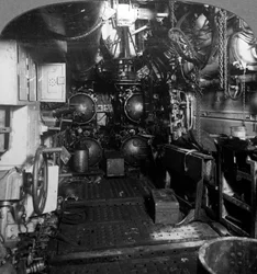 Cuatro tubos de torpedos en el compartimento delantero de un submarino alemán, Primera Guerra Mundial, 1918