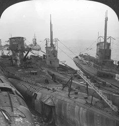 Submarinos alemanes asegurados en un puerto del Canal, c1918-c1919