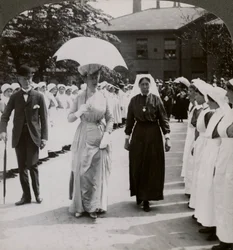 Su Majestad caminando a través de la guardia de honor de enfermeras del Hospital RN, Hull, siglo XX