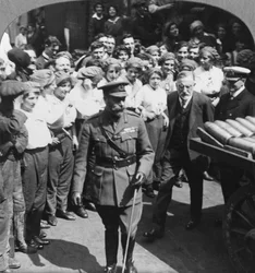 Su Majestad inspecciona los proyectiles en Holmes and Co Ltd, Hull, Yorkshire, Primera Guerra Mundial, c1914-c1918