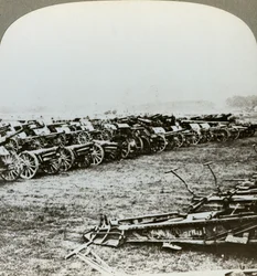 Cientos de cañones alemanes capturados en Couralette, Francia, Batalla del Somme, Primera Guerra Mundial, 1916
