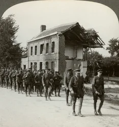 Territoriales de Londres en marcha, La Bassee Road, norte de Francia, Primera Guerra Mundial, 1914-1918