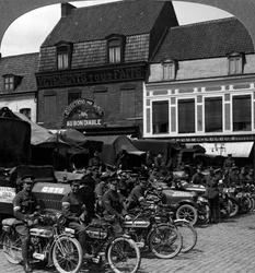 Camiones y motocicletas del Cuerpo del Ejército Indio, Merville, Francia, Primera Guerra Mundial, 1914-1918