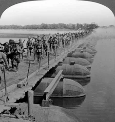 Sección de ametralladoras e infantería cruzando un puente de pontones, Primera Guerra Mundial, 1914-1918
