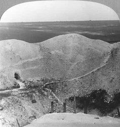 Cráter de mina en La Boiselle, el Somme, Francia, Primera Guerra Mundial