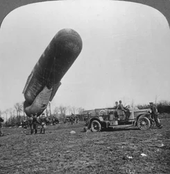 Globo de observación a punto de ascender, Primera Guerra Mundial, c1914-c1918