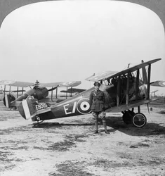 Avión Sopwith Camel listo para una patrulla sobre las líneas alemanas, Primera Guerra Mundial, c1917-c1918