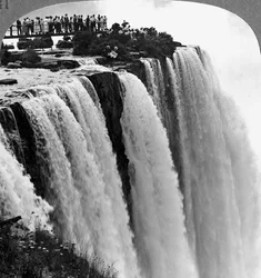 El frágil puente de pie, Cataratas del Niágara, Canadá
