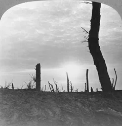 El sol poniéndose sobre tierra de nadie en el Somme, Francia, Primera Guerra Mundial, c. 1914-c. 1918