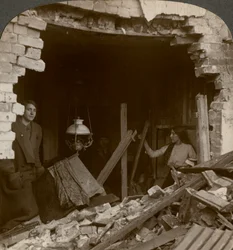 El daño causado por una bomba de zepelín alemán, Primera Guerra Mundial, 1914-1918