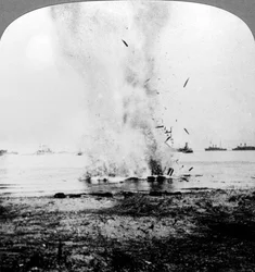 Submarino alemán atrapado llevado a la costa y destruido, Primera Guerra Mundial, 1914-1918