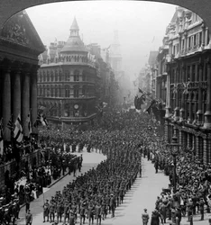 Marcha de la victoria de los regimientos de Londres, saludando al alcalde, 1918