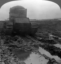 Tanque Whippet en un campo de batalla embarrado, Morcourt, Francia, Primera Guerra Mundial, 1918