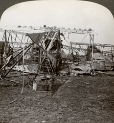 Restos de un bombardero alemán que intentó romper la defensa aérea, Primera Guerra Mundial, 1914-1918