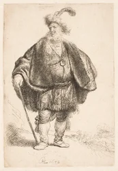 Hombre de pie con traje oriental y gorro de piel con plumas