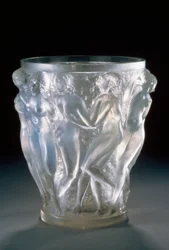 Jarrón Bacchantes en vidrio opalescente, ca 1920, por Rene Lalique (1860-1945). Francia, siglo XX.