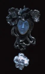 Colgante de cara femenina, c1898-1900