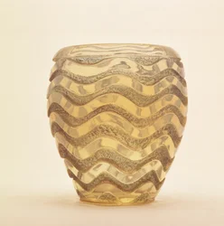 Jarrón moldeado pesado con diseño de olas en relieve pulido por Lalique, c.1902