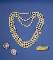 Selección de joyería de perlas: collar de perlas de tres hileras con clips de diamantes; pendientes de perlas cultivadas de Southsea en forma de botón; broche de oro y esmalte de Lalique, c.1900