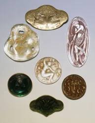 Varios broches, sellos y colgantes de vidrio