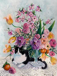 El gato de esmoquin y las flores de primavera