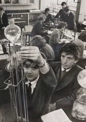 Clase de ciencias coeducativa en la Escuela Integral de Sedgehill