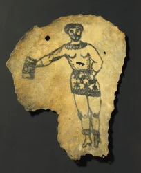 Piel humana tatuada con figura masculina en falda, probablemente francesa