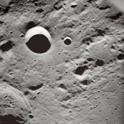 «Largas sombras sobre la superficie lunar»