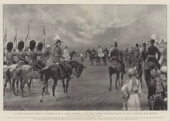 La gran revisión de la coronación en Aldershot, 16 de junio, la reina Alexandra, en ausencia del rey, presentando colores al 2º de Infantería Ligera de las Tierras Altas