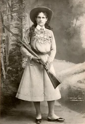 Annie Oakley con un rifle