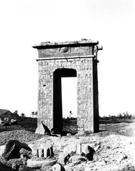 Arco del templo en Karnak, Egipto, 1863-1864