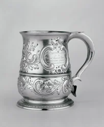 Taza con asa, 1740-41, grabada y cincelada c.1845