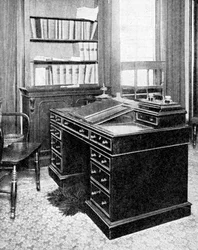 Silla y escritorio de Charles Dickens, usados en Gadshill, 1923