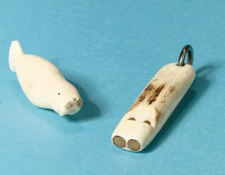 Modelo de una morsa y un silbato