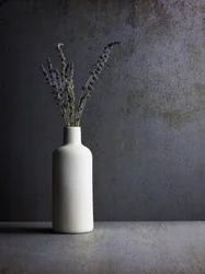 Naturaleza muerta minimalista con lavanda