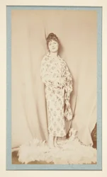 Sin título (chica de pie)