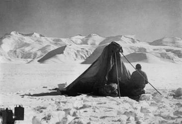 Dr. Wilson dibujando en el Glaciar Beardmore, 13 de diciembre de 1911, 1913