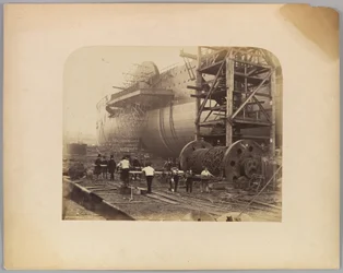 Hombres trabajando junto a las cadenas de botadura del "Great Eastern"