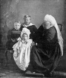 La reina Victoria con los hijos del duque y la duquesa de York