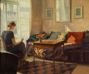 Una mujer leyendo en una ventana