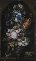 Ramo de flores en un nicho de piedra