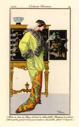 Mujer con vestido de seda con ribetes de chinchilla, capa de terciopelo verde limón con cuello y puños de chinchilla, sosteniendo un buda de jade. Gabinete chino al fondo. Robe de soie de chine bordee de chinchilla, manteau de velours citron vert a grand c