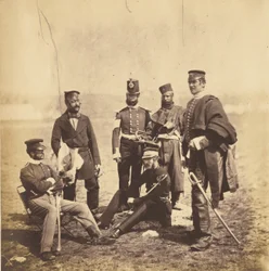El general de brigada Van Straubenzee y los oficiales de los Buffs