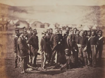 El coronel Doherty, oficiales y hombres del 13.º Regimiento de Dragones Ligeros, de un álbum de 52 fotografías relacionadas con la Guerra de Crimea, 1855