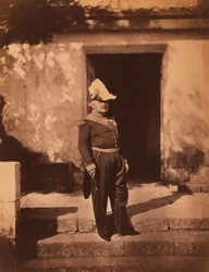Mariscal francés Pélissier, retrato de cuerpo entero con uniforme y sombrero, de pie frente a un edificio, guerra de Crimea, Crimea, Ucrania