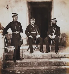 El mayor general Henry Frederik Lockyer y dos miembros de su estado mayor, de un álbum de 52 fotografías relacionadas con la guerra de Crimea, 1855
