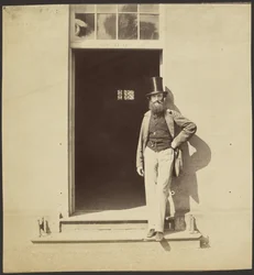 Hombre de pie en una puerta del cuartel de Hythe